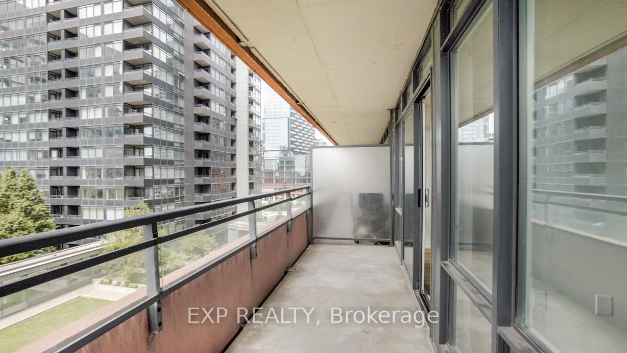 2 Bedrooms Condo at 4K Spadina, Toronto For sale