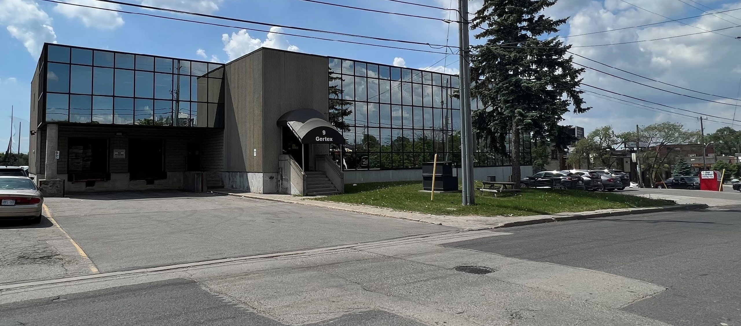 9 Densley Avenue Toronto W04 Ontario M6M 2P5