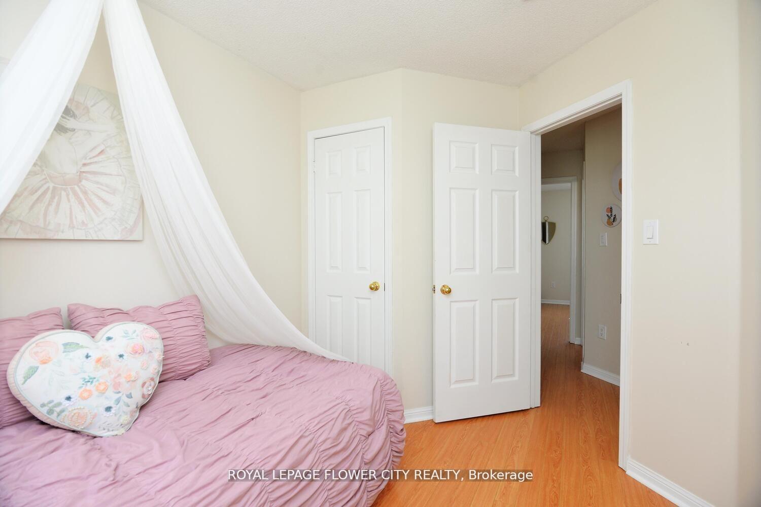 3 Bedrooms Condo at 4950 Rathkeale,  Mississauga For sale