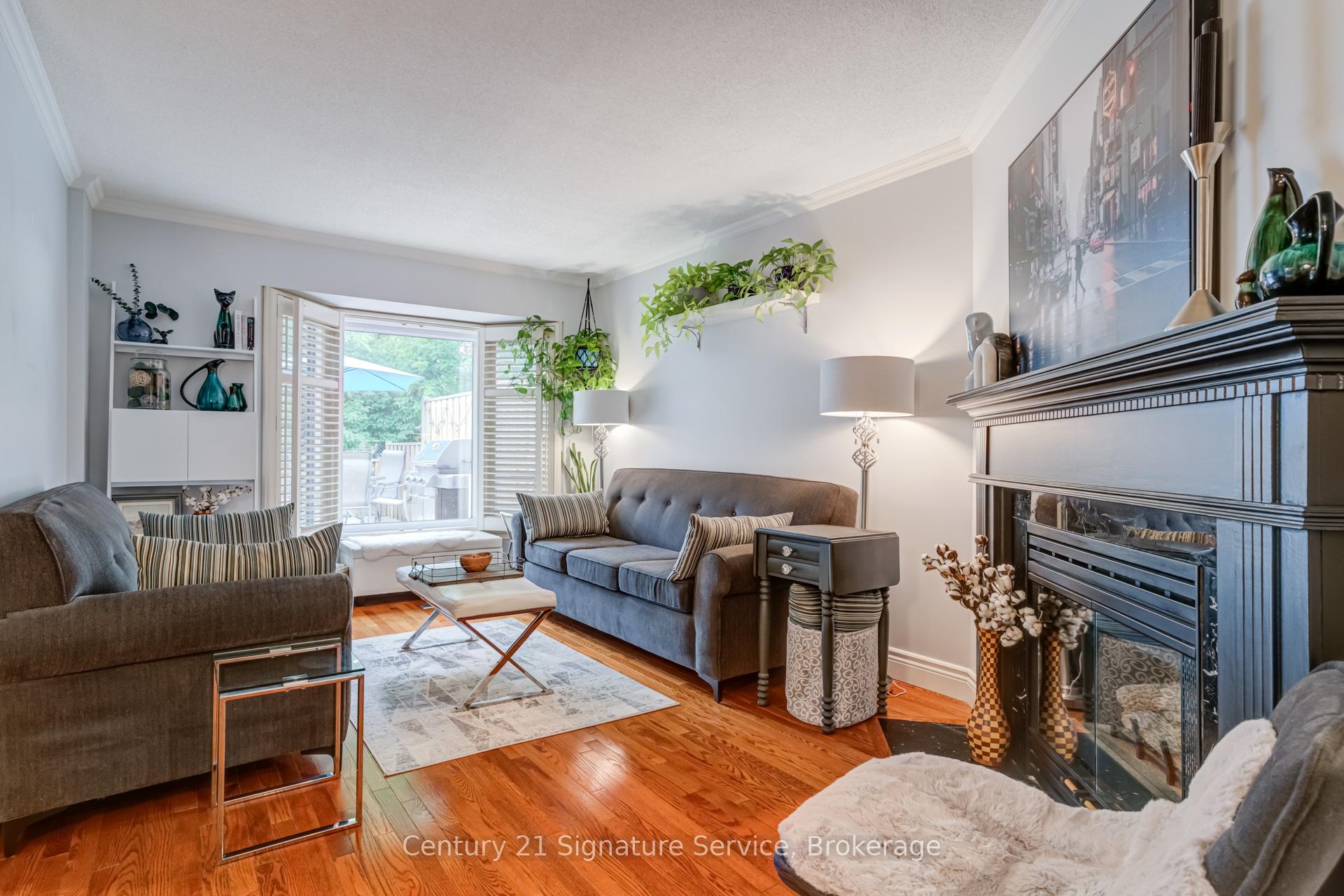 3 Bedrooms Condo at 2230 Walkers, Burlington For sale