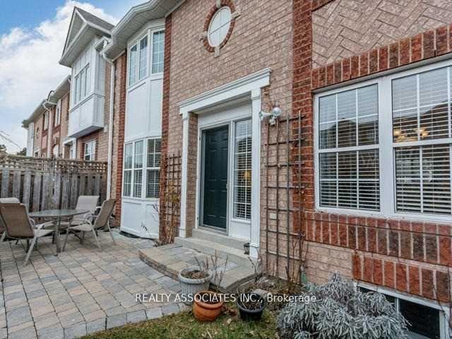 3 Bedrooms Condo at 199 Hillcrest,  Mississauga For sale