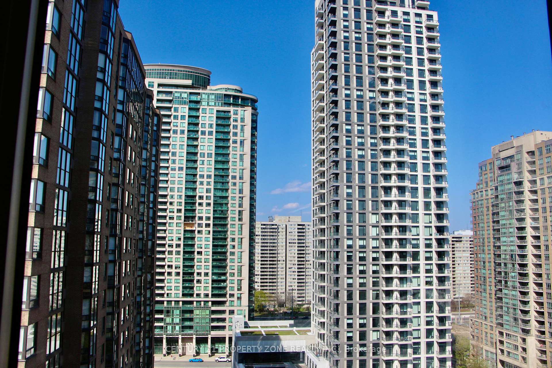 3 Bedrooms Condo at 285 Enfield, Mississauga For sale