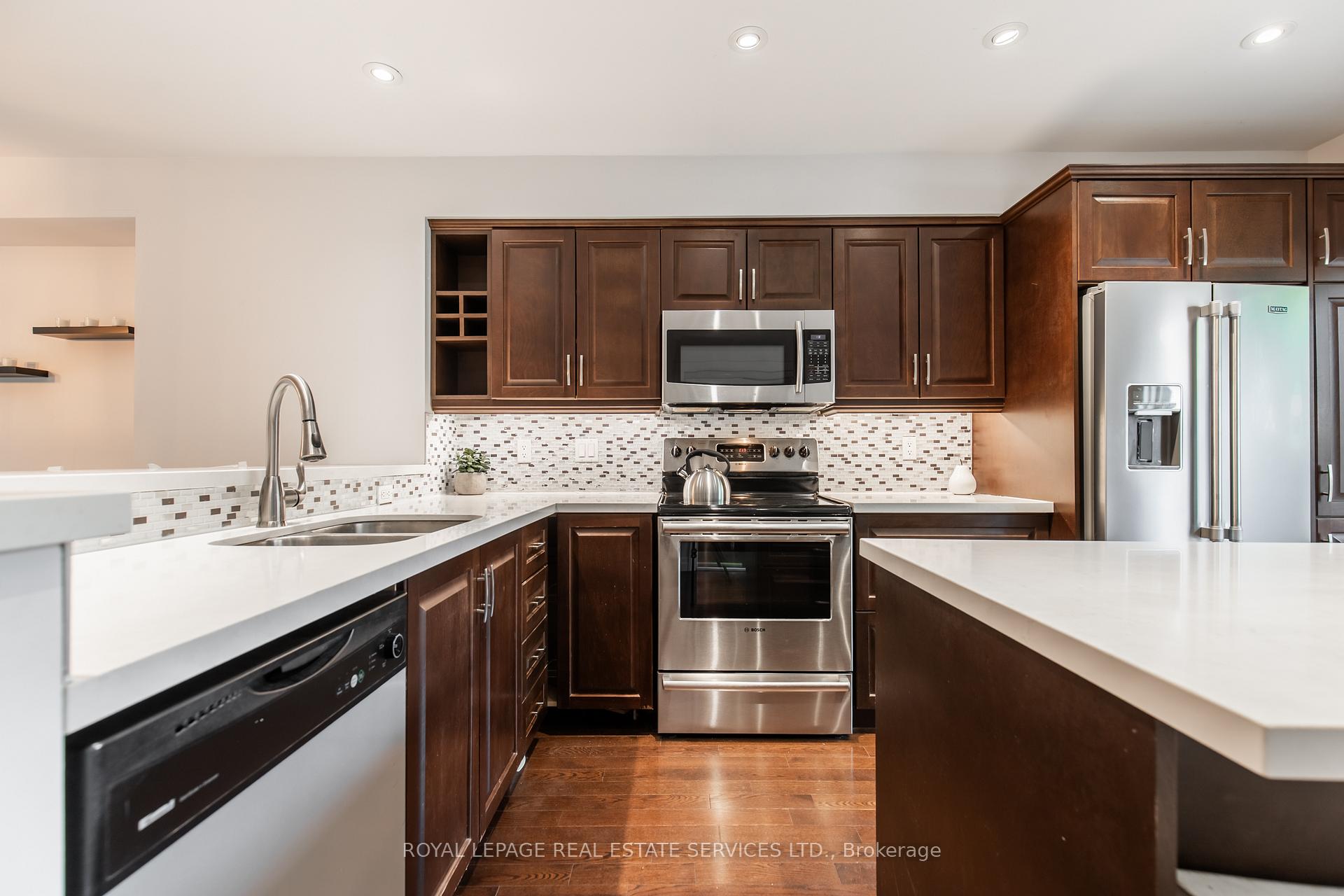 3 Bedrooms Condo at 3122 Lakeshore, Oakville For sale