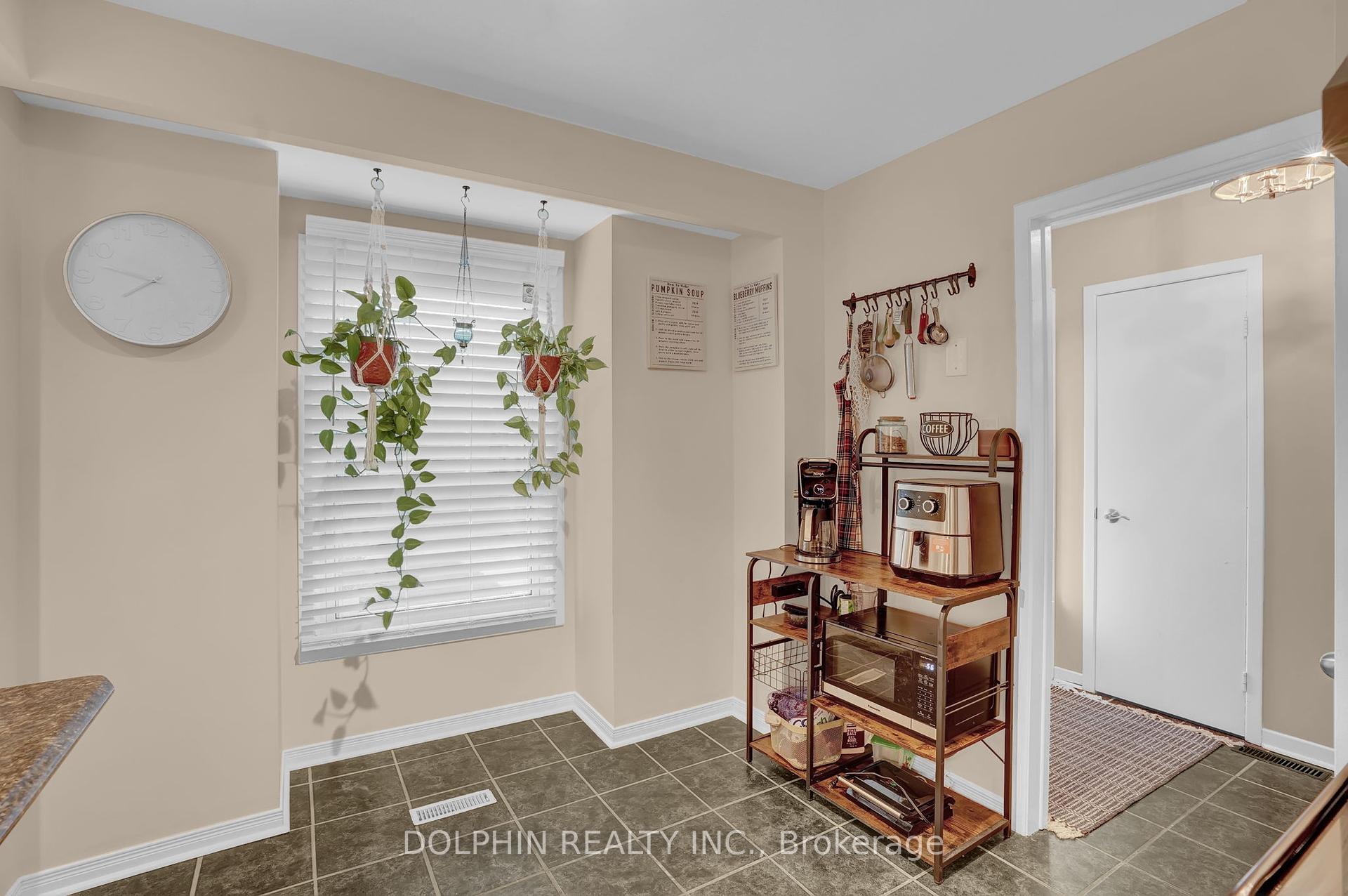 3 Bedrooms Condo at 3033 Glencrest, Burlington For sale