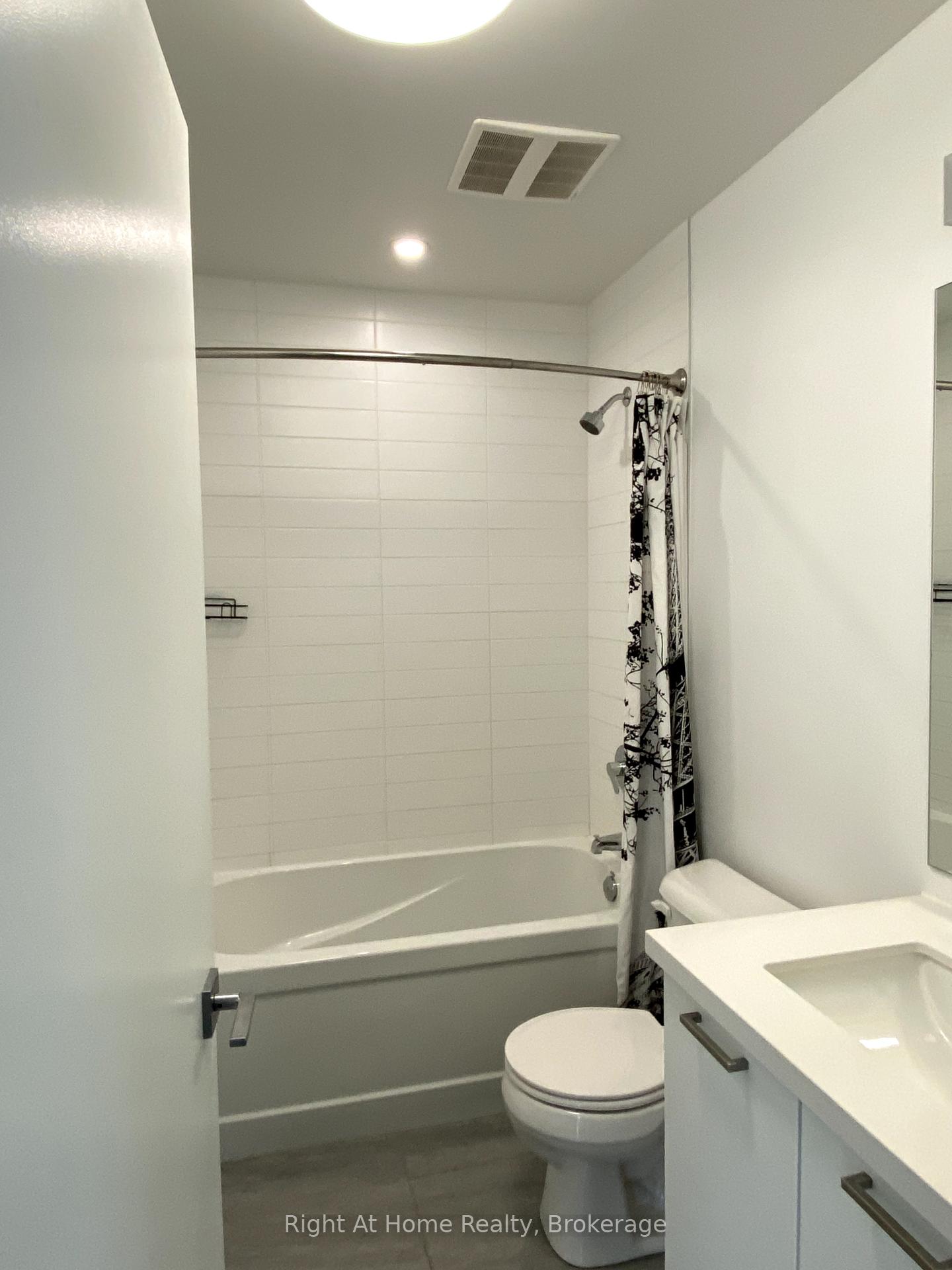2 Bedrooms Condo at 455 Charlton, Hamilton For sale