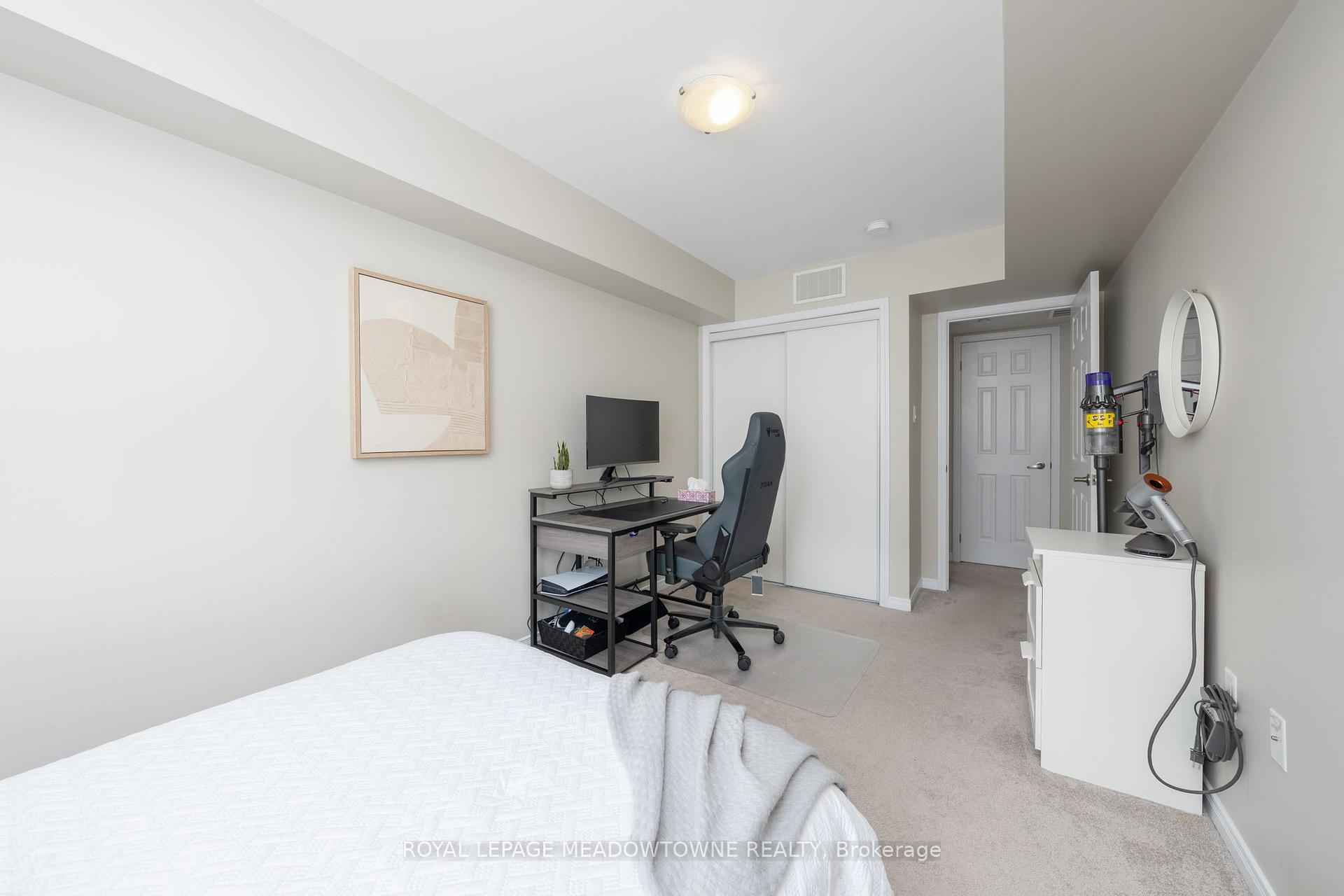 3 Bedrooms Condo at 2441 Greenwich, Oakville For sale