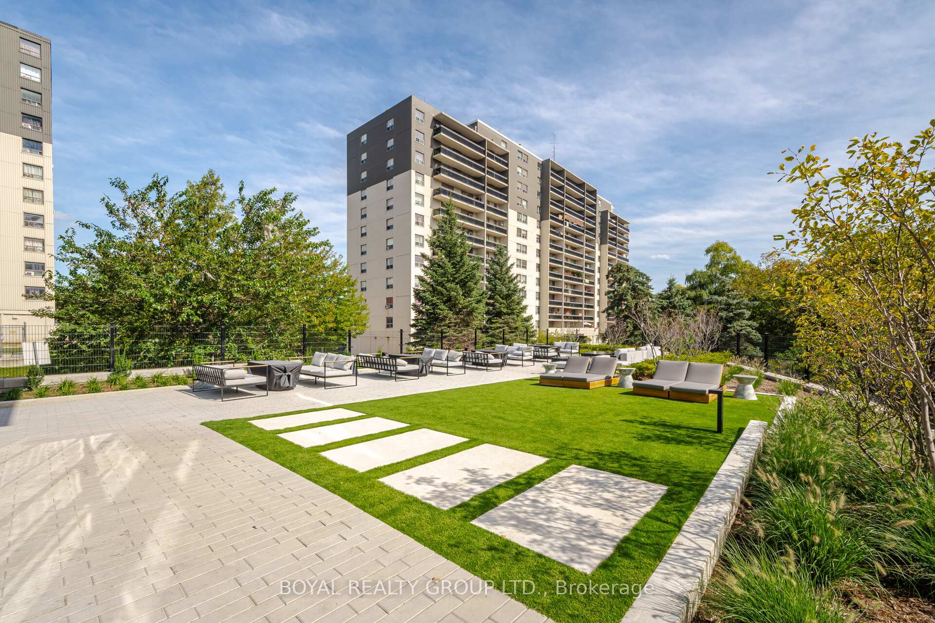 2 Bedrooms Condo at 86 Dundas, Mississauga For sale