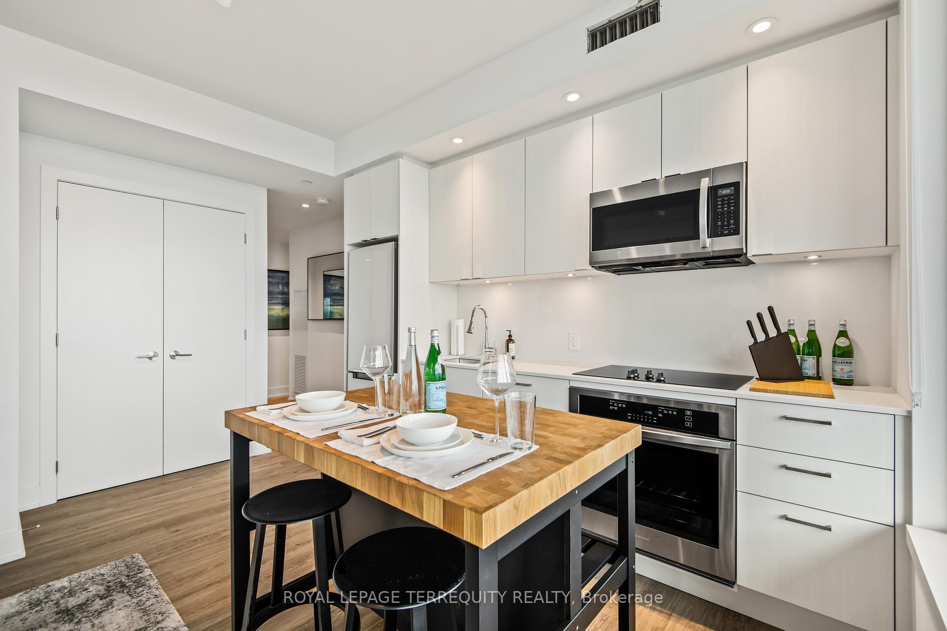 3 Bedrooms Condo at 1926 Lake Shore, Toronto For sale