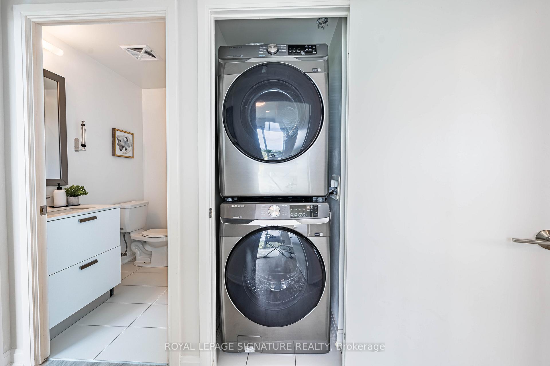 2 Bedrooms Condo at 11 Bogert, Toronto For sale