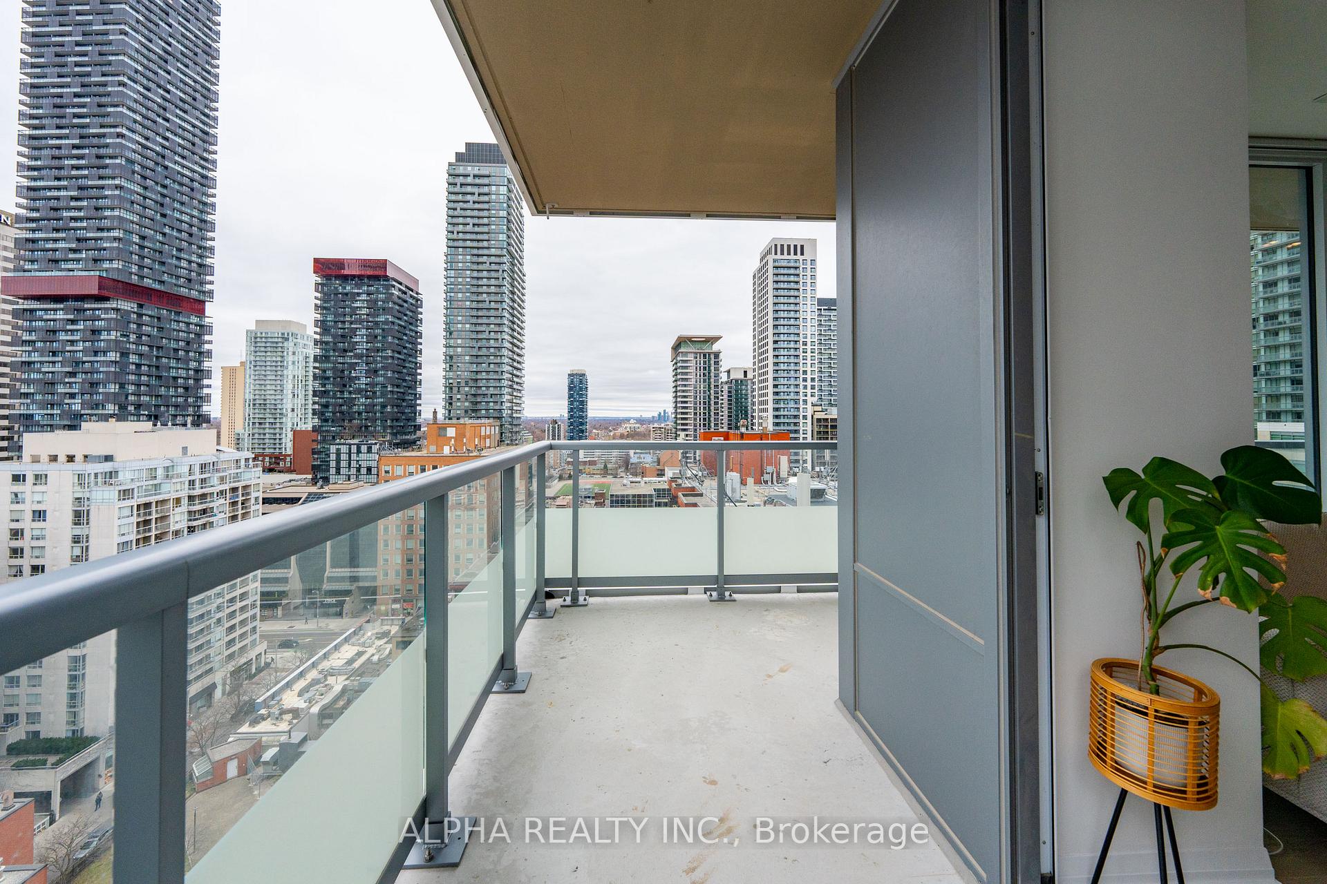 3 Bedrooms Condo at 50 Dunfield,  Toronto For sale