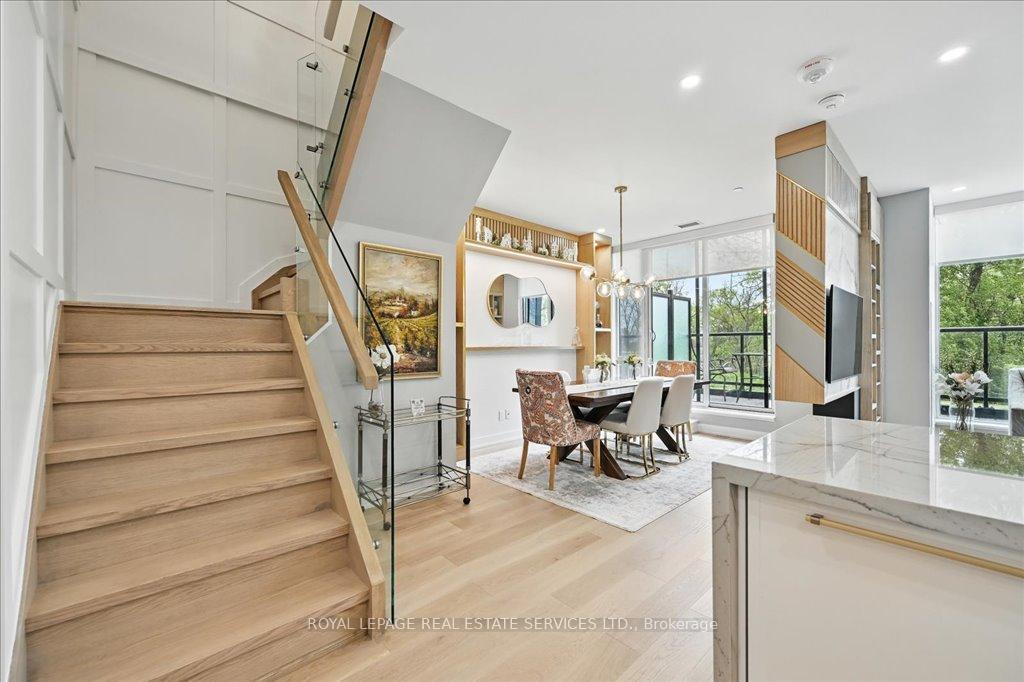 3 Bedrooms Condo at 2489 Taunton, Oakville For sale