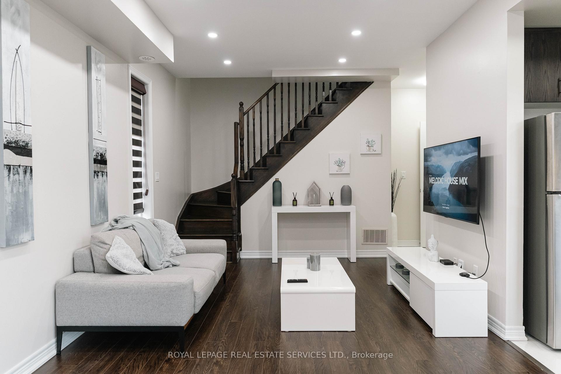 2 Bedrooms Condo at 9621 Jane, Vaughan For sale