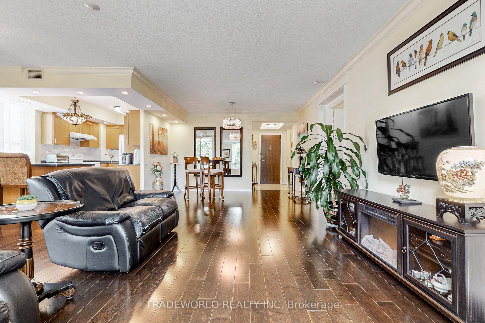 2 Bedrooms Condo at 18 William Carson, Toronto For sale