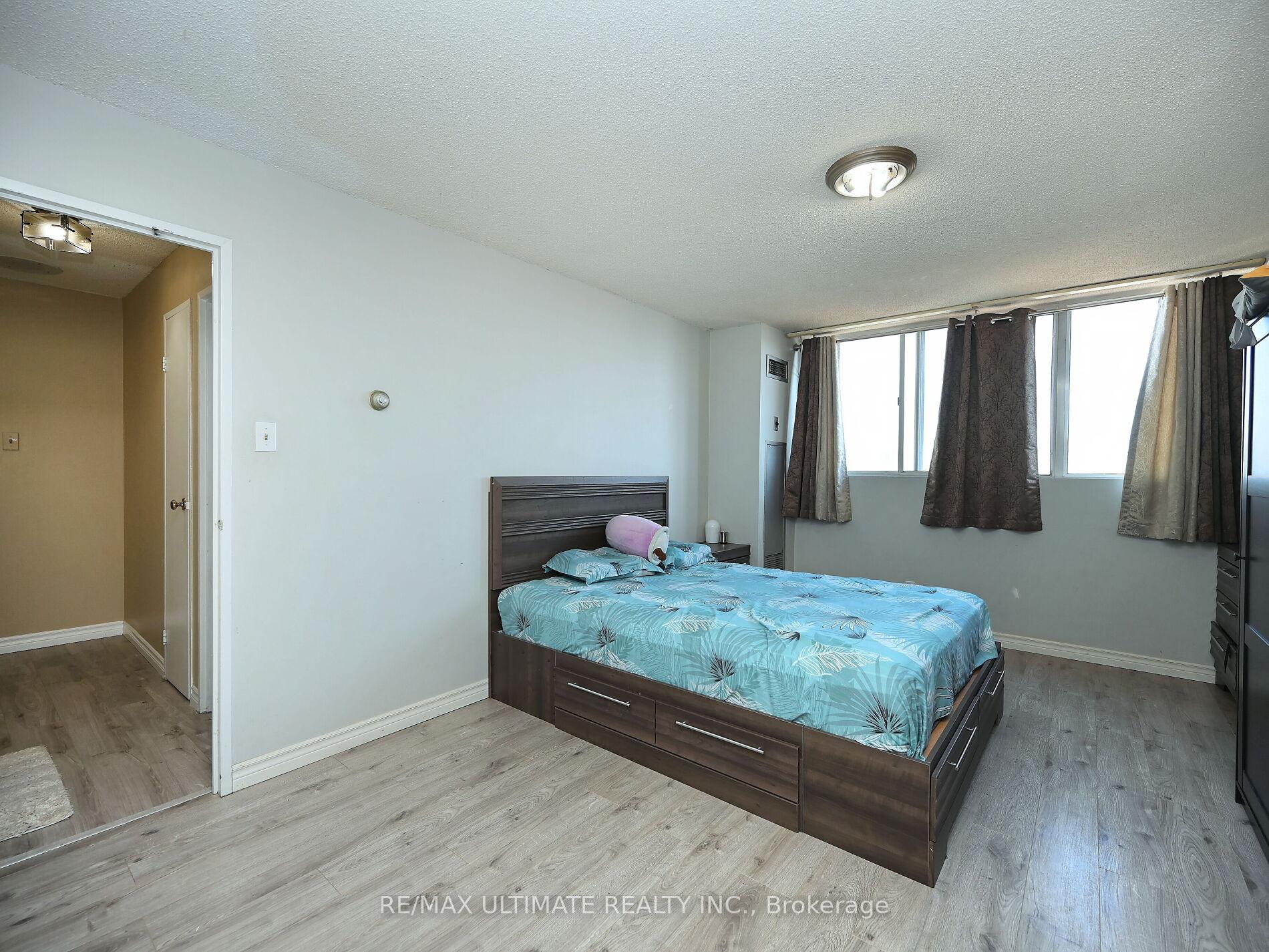 3 Bedrooms Condo at 3700 Kaneff, Mississauga For sale