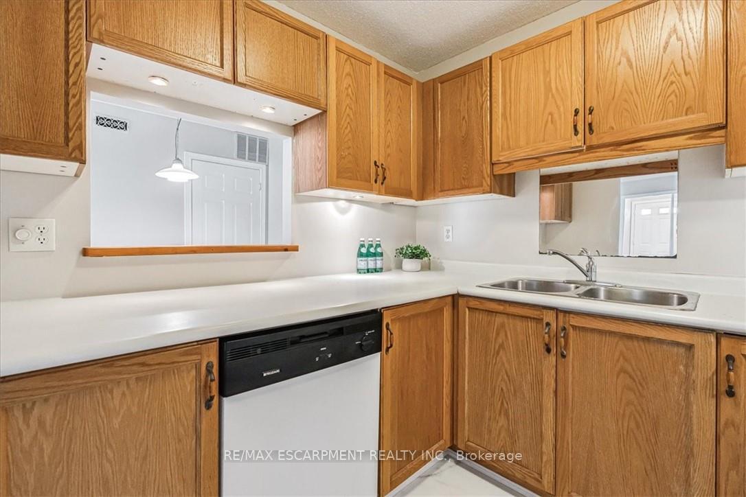 2 Bedrooms Condo at 4140 Foxwood, Burlington For sale