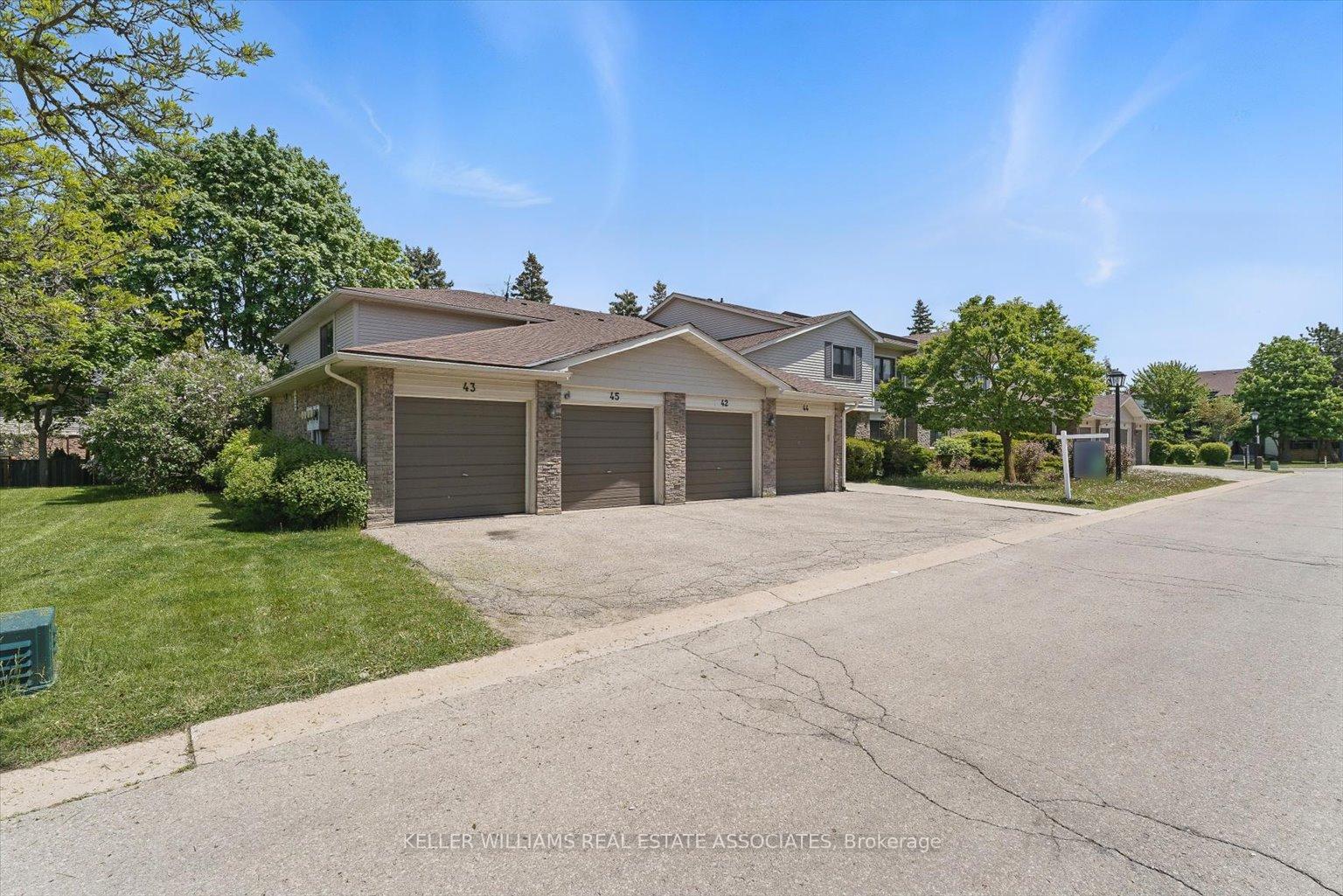 3 Bedrooms Condo at 2701 Aquitaine, Mississauga For sale