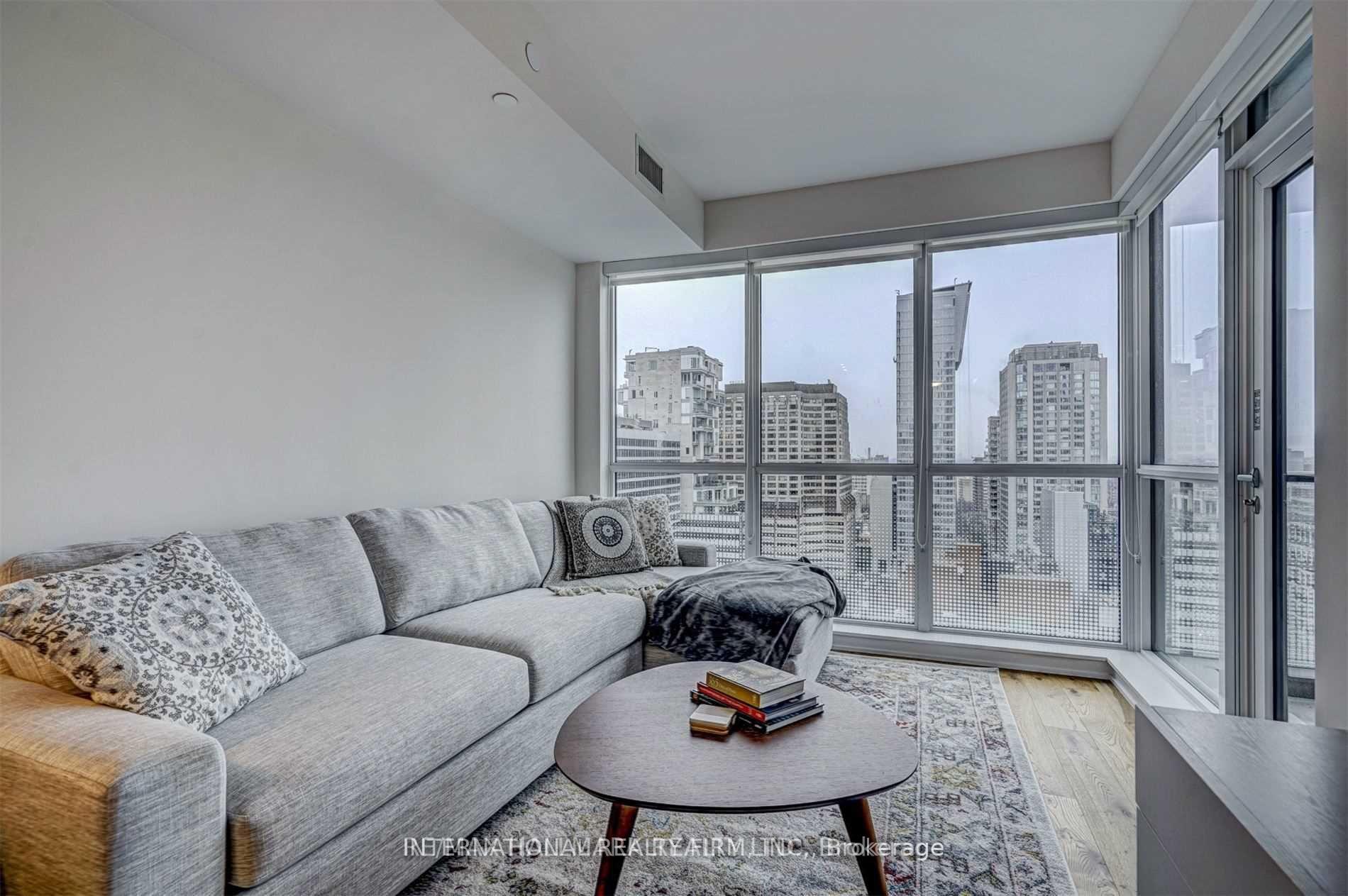 1 Bedroom Condo at 88 Cumberland,  Toronto For sale