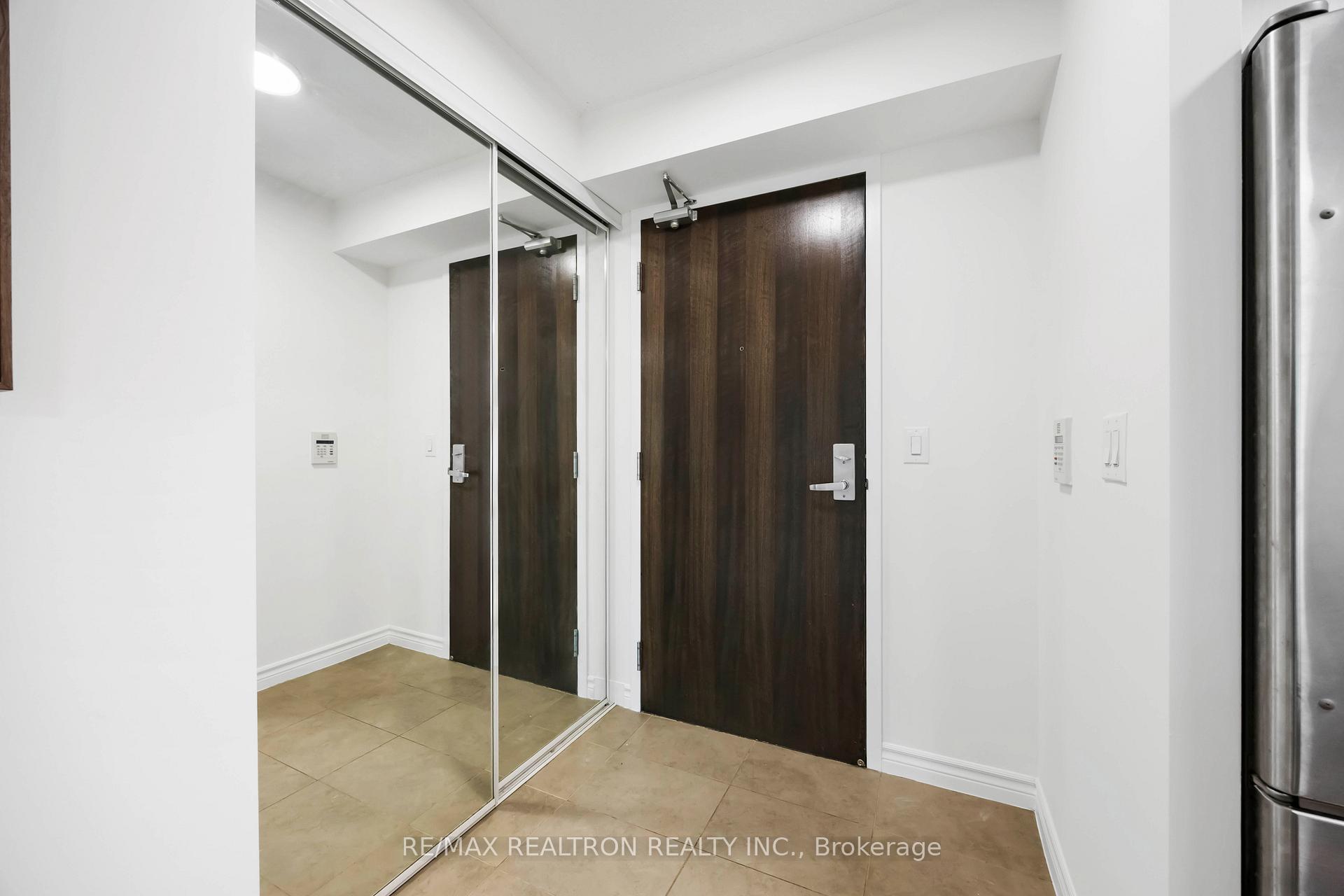 2 Bedrooms Condo at 25 Lower Simcoe, Toronto For sale