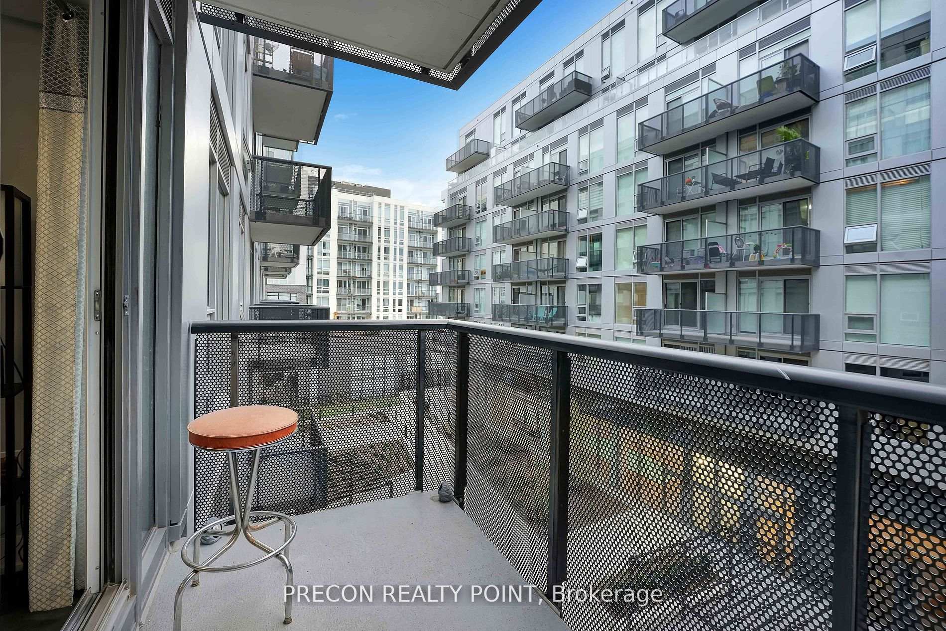 2 Bedrooms Condo at 2450 Old Bronte, Oakville For sale