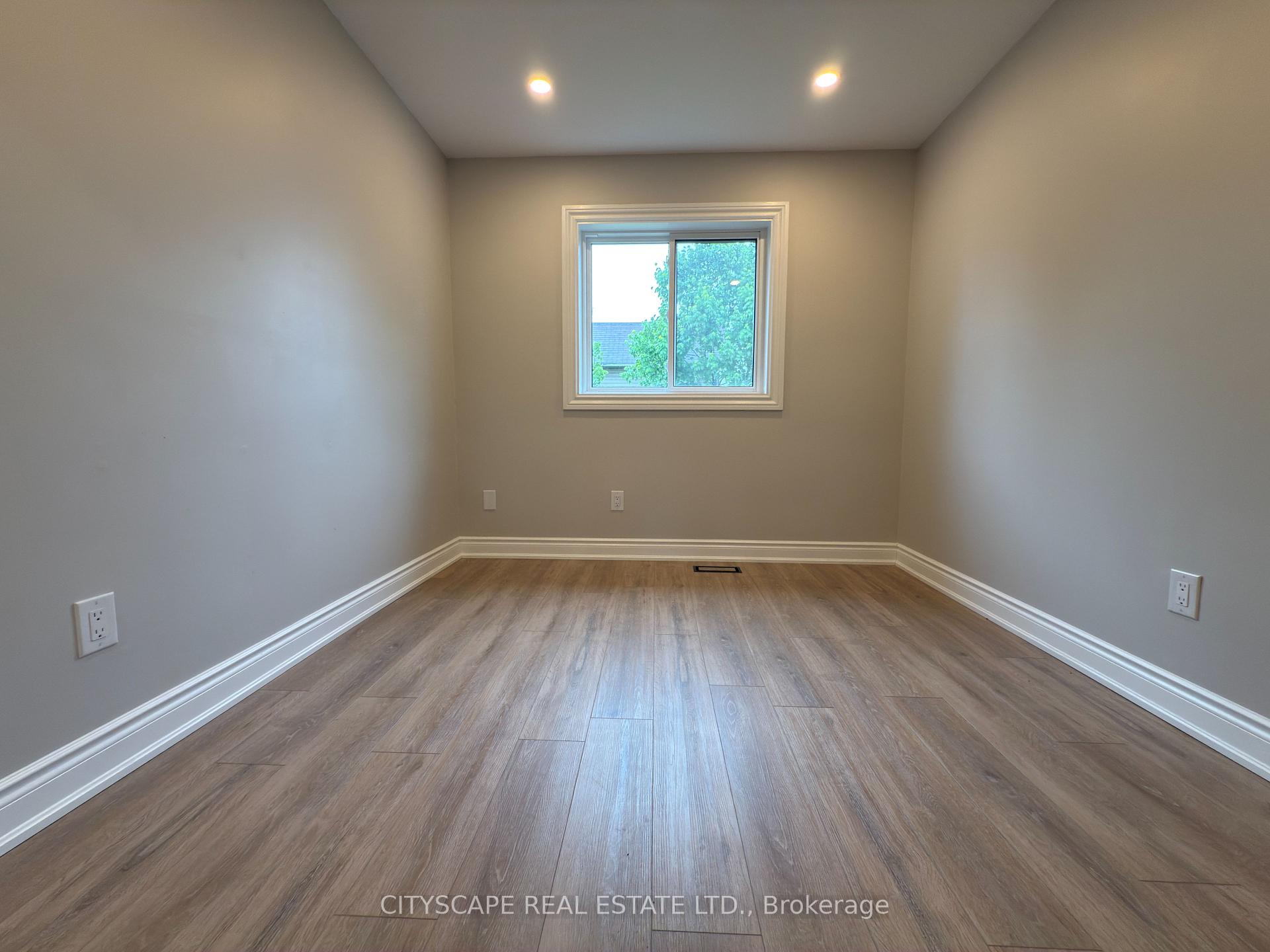 4 Bedrooms Condo at 5659 Glen Erin, Mississauga For sale