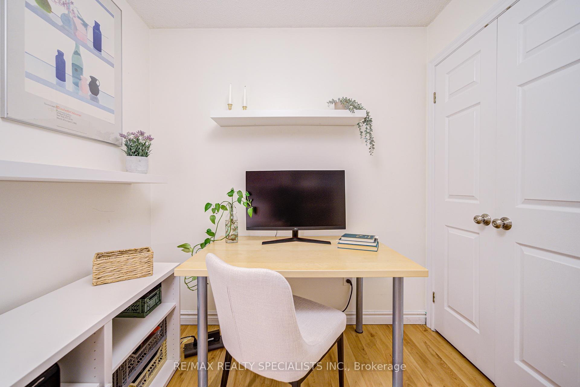 2 Bedrooms Condo at 2030 Cleaver, Burlington For sale