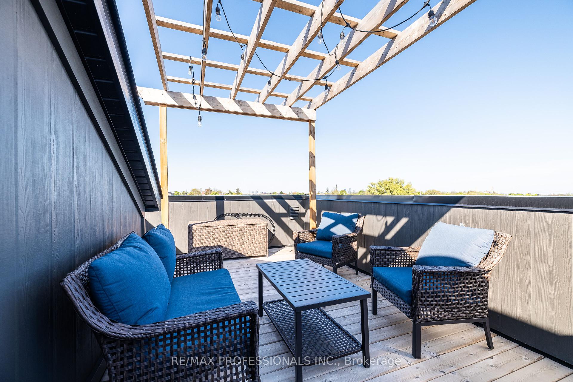 3 Bedrooms Condo at 150 Joymar, Mississauga For sale