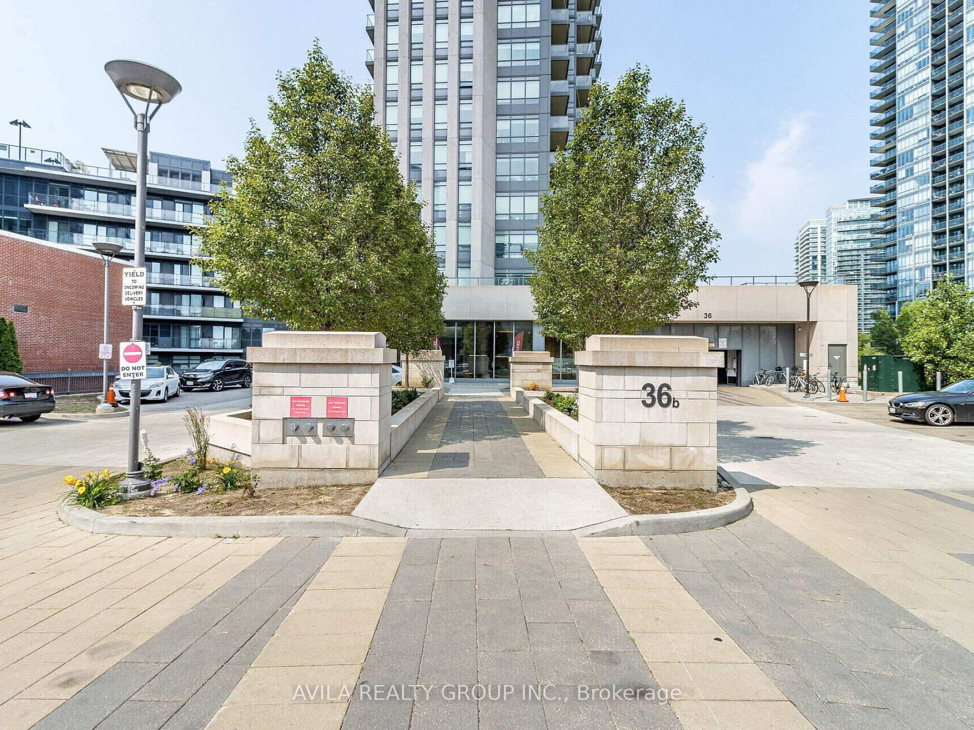 2 Bedrooms Condo at 36 Park Lawn, Toronto For sale