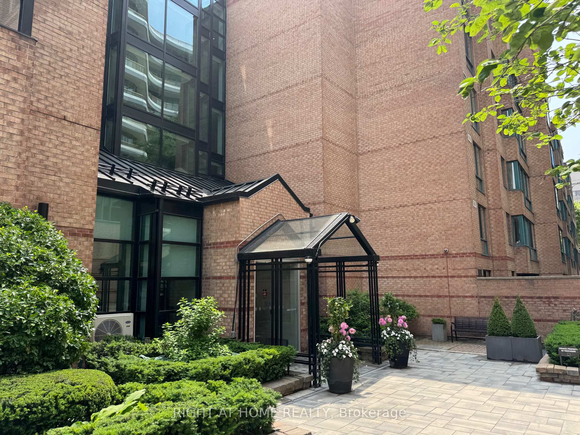 2 Bedrooms Condo at 225 Davenport, Toronto For sale