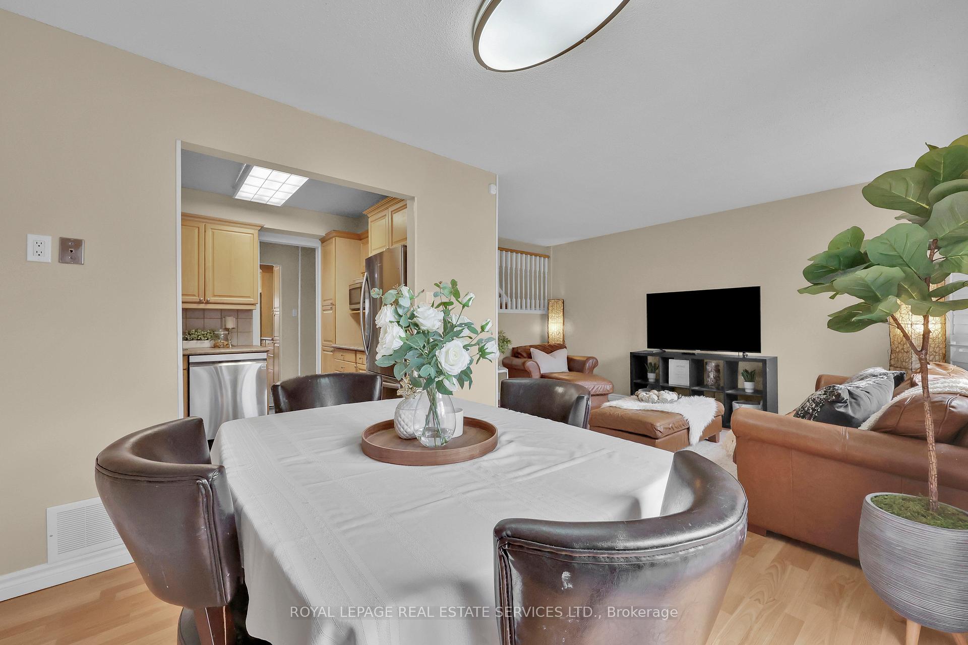 3 Bedrooms Condo at 3125 Fifth, Mississauga For sale