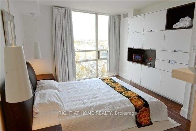 2 Bedrooms Condo at 50 Eglinton, Mississauga For sale