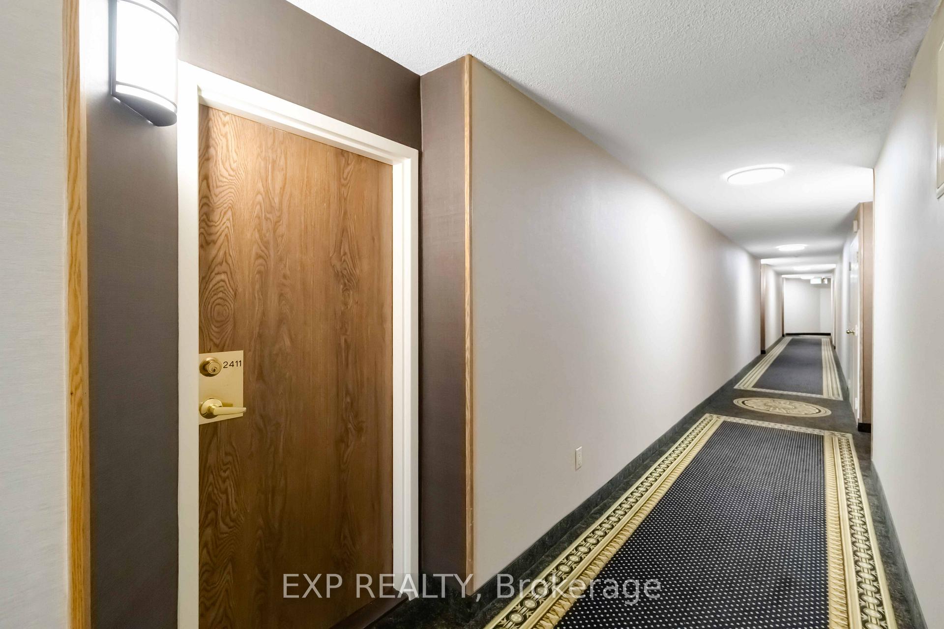 2 Bedrooms Condo at 550 Webb, Mississauga For sale