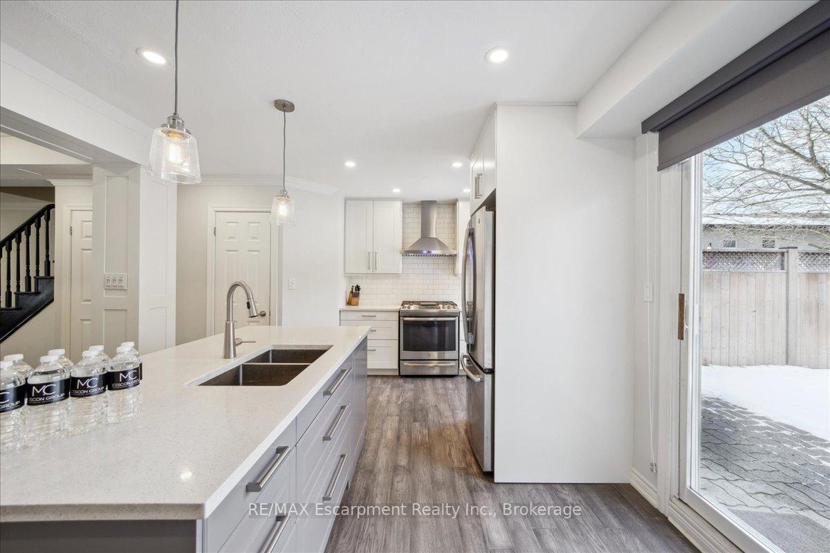 3 Bedrooms Condo at 779 Hyde,  Burlington For sale