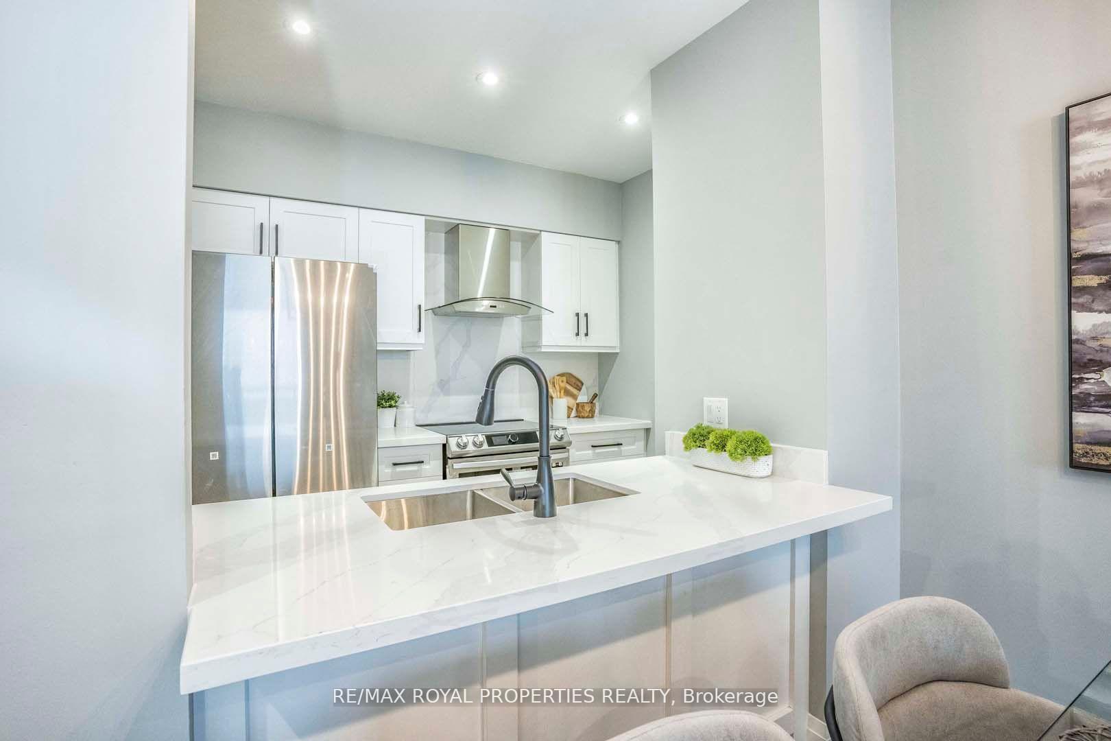 3 Bedrooms Condo at 38 Lee Centre,  Toronto For sale