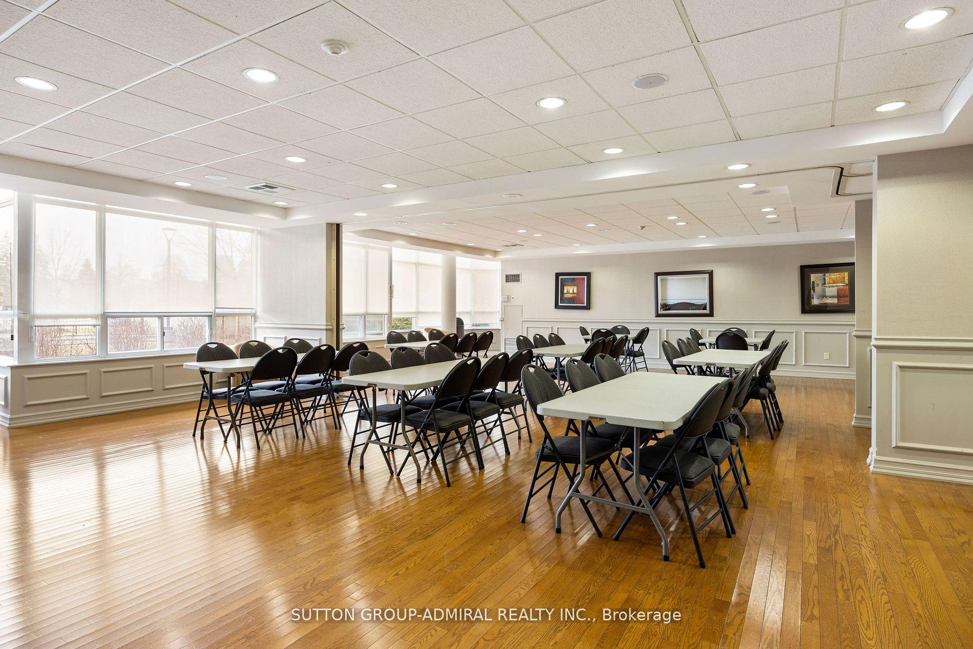2 Bedrooms Condo at 11 Townsgate,  Vaughan For sale