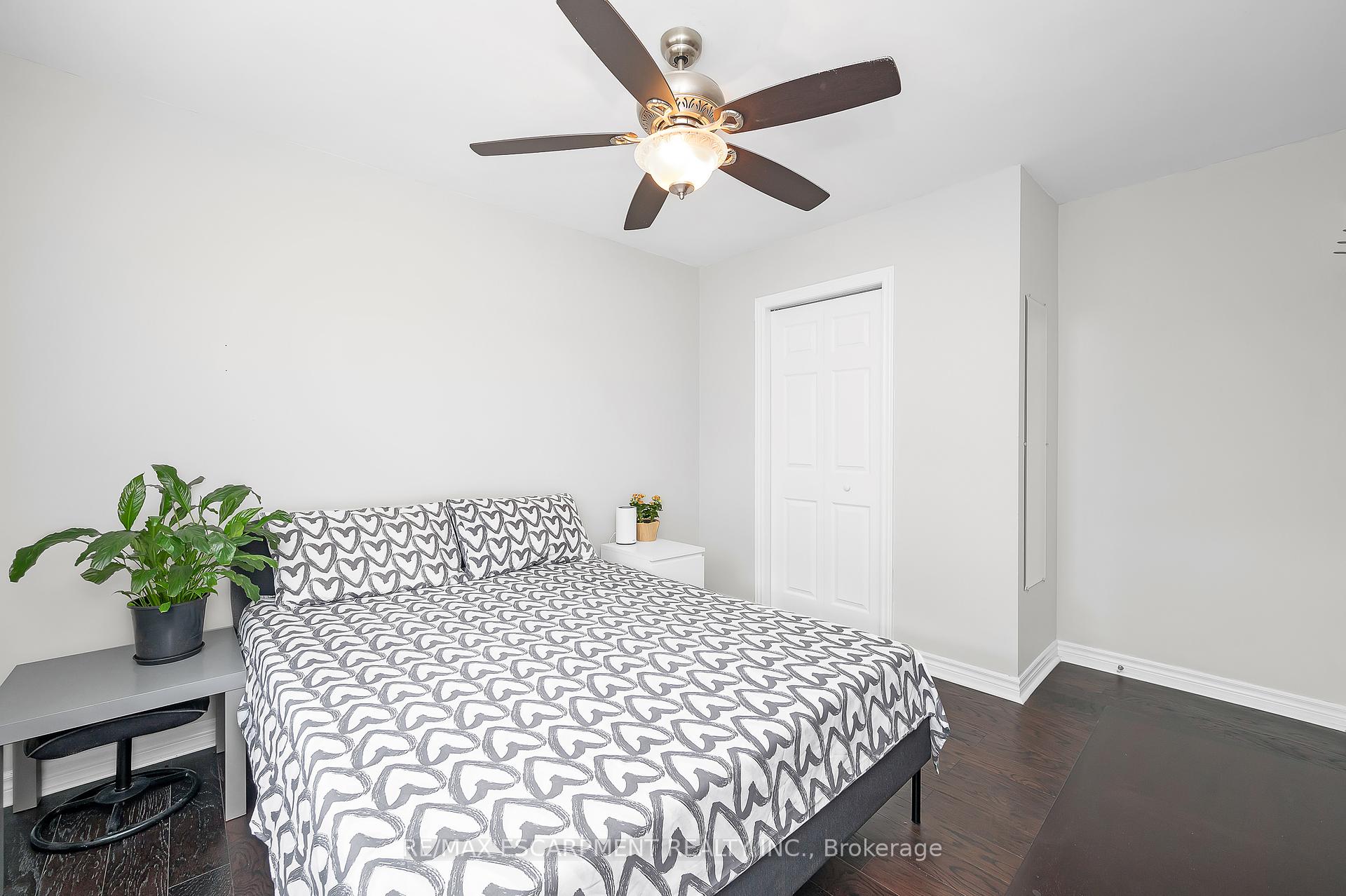 2 Bedrooms Condo at 28 Victoria, Hamilton For sale