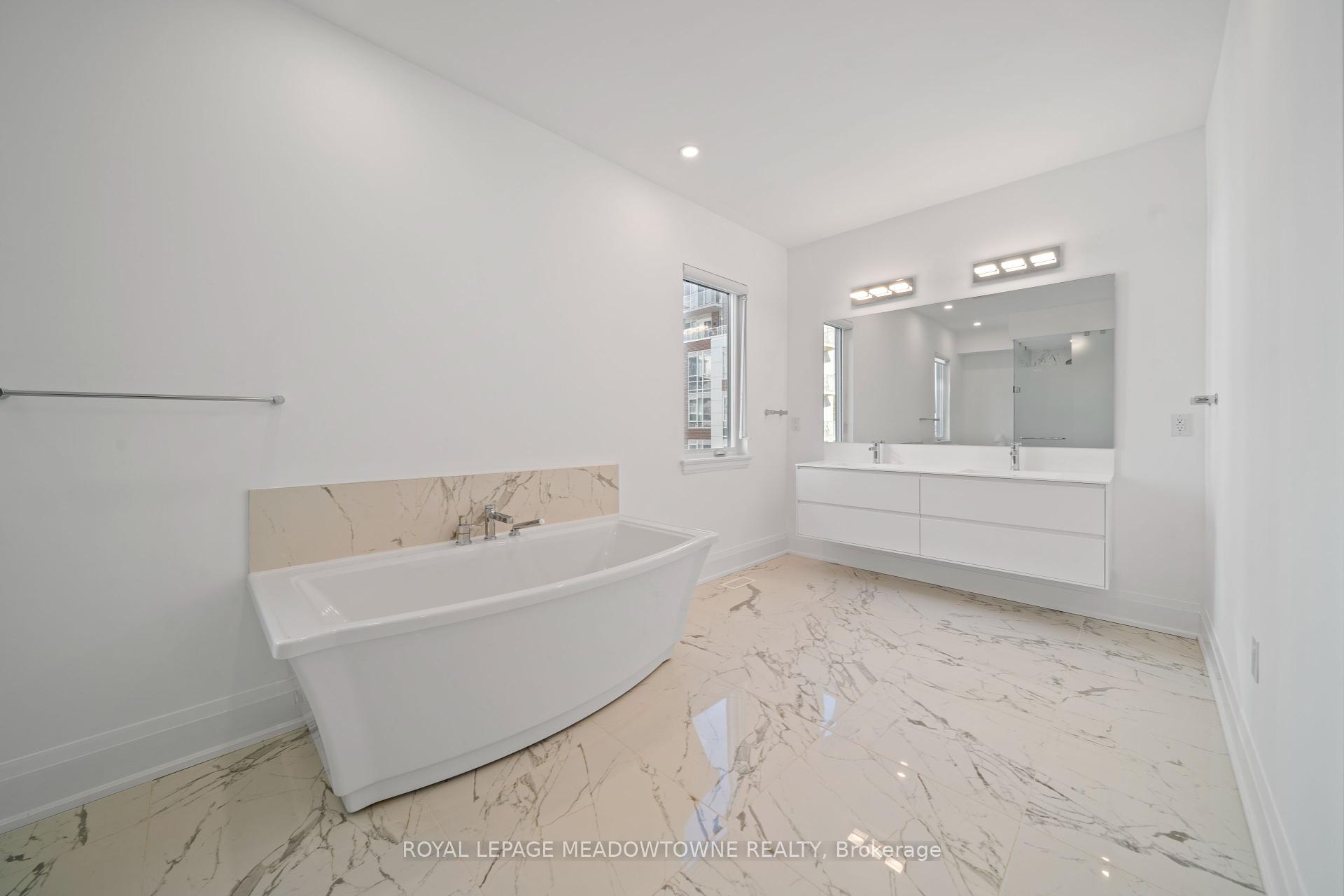 4 Bedrooms Condo at 121 High, Mississauga For sale