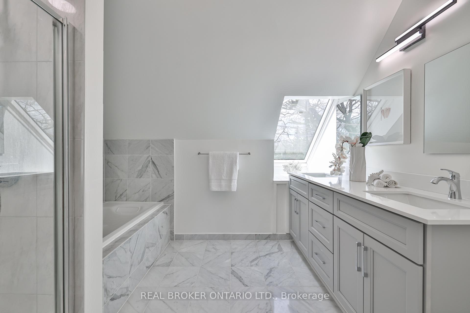 2 Bedrooms Condo at 195 Poplar Plains, Toronto For sale