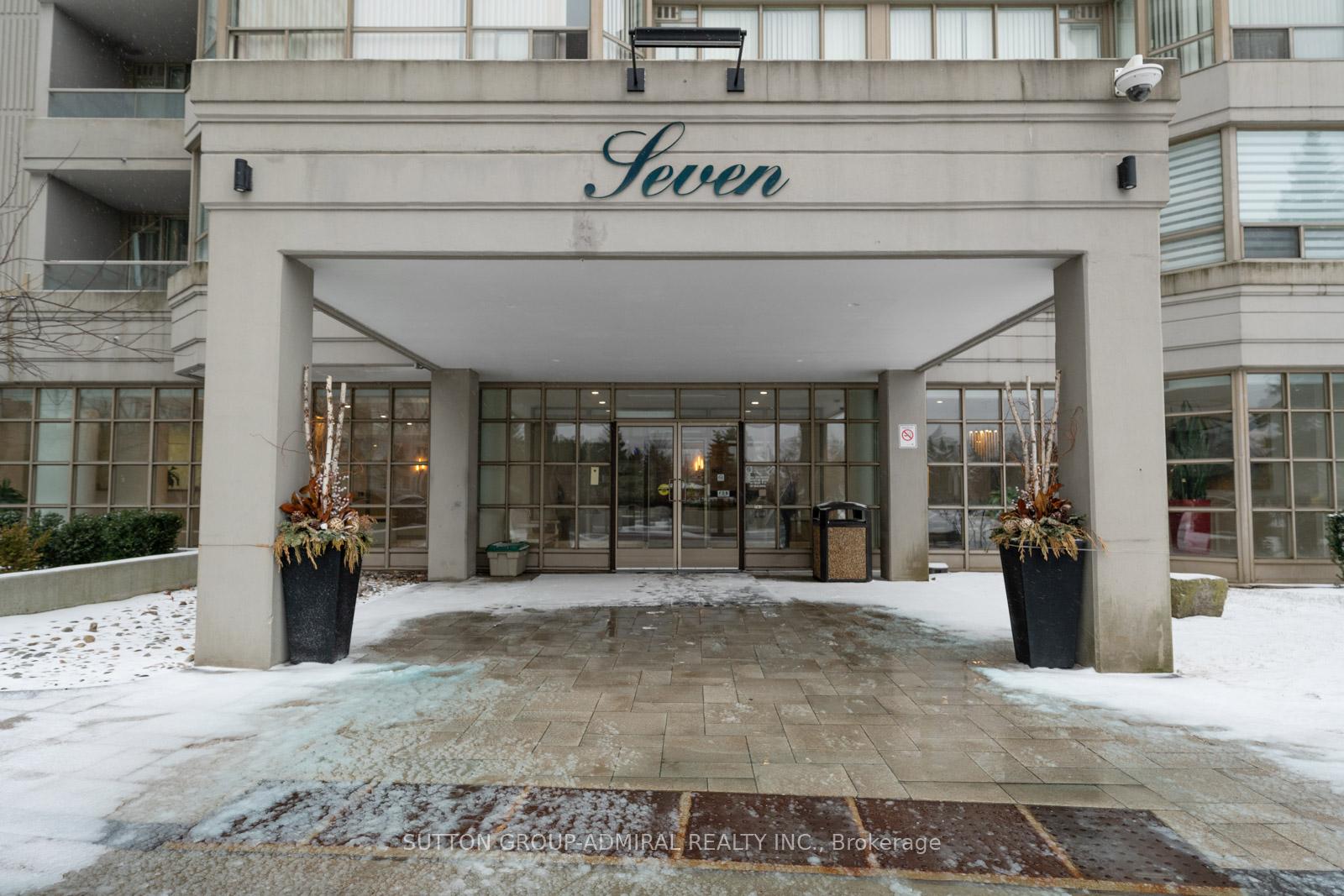 2 Bedrooms Condo at 7 Townsgate, Vaughan For sale