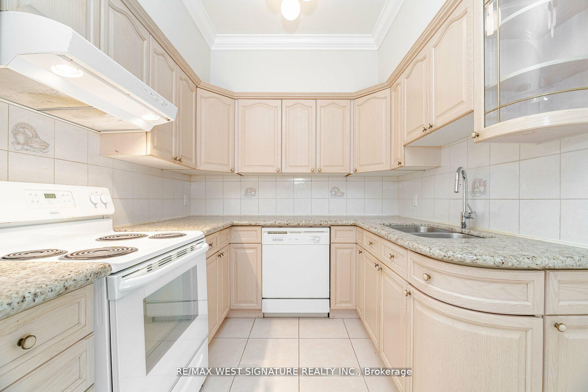 2 Bedrooms Condo at 75 Treelawn,  Vaughan For sale