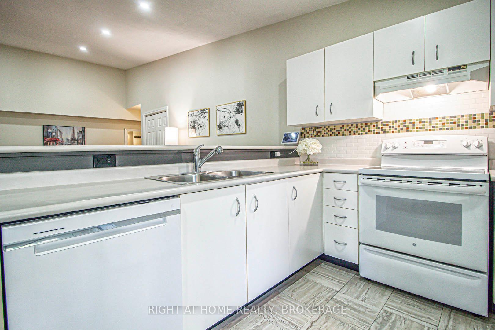 2 Bedrooms Condo at 1451 Walker’s, Burlington For sale