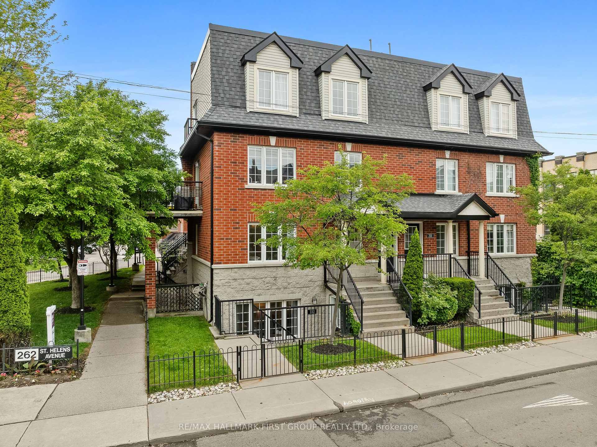 3 Bedrooms Condo at 262 St. Helen’s, Toronto For sale