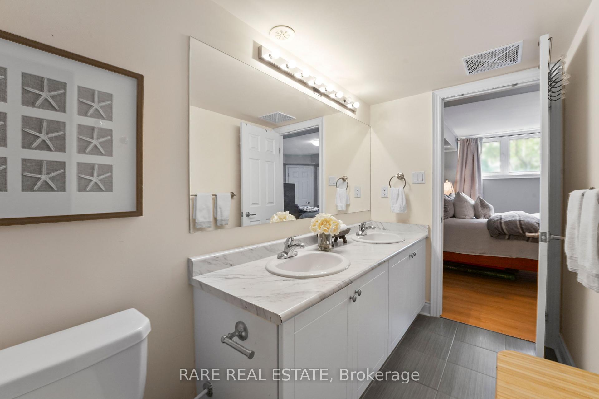 2 Bedrooms Condo at 2420 Baronwood, Oakville For sale