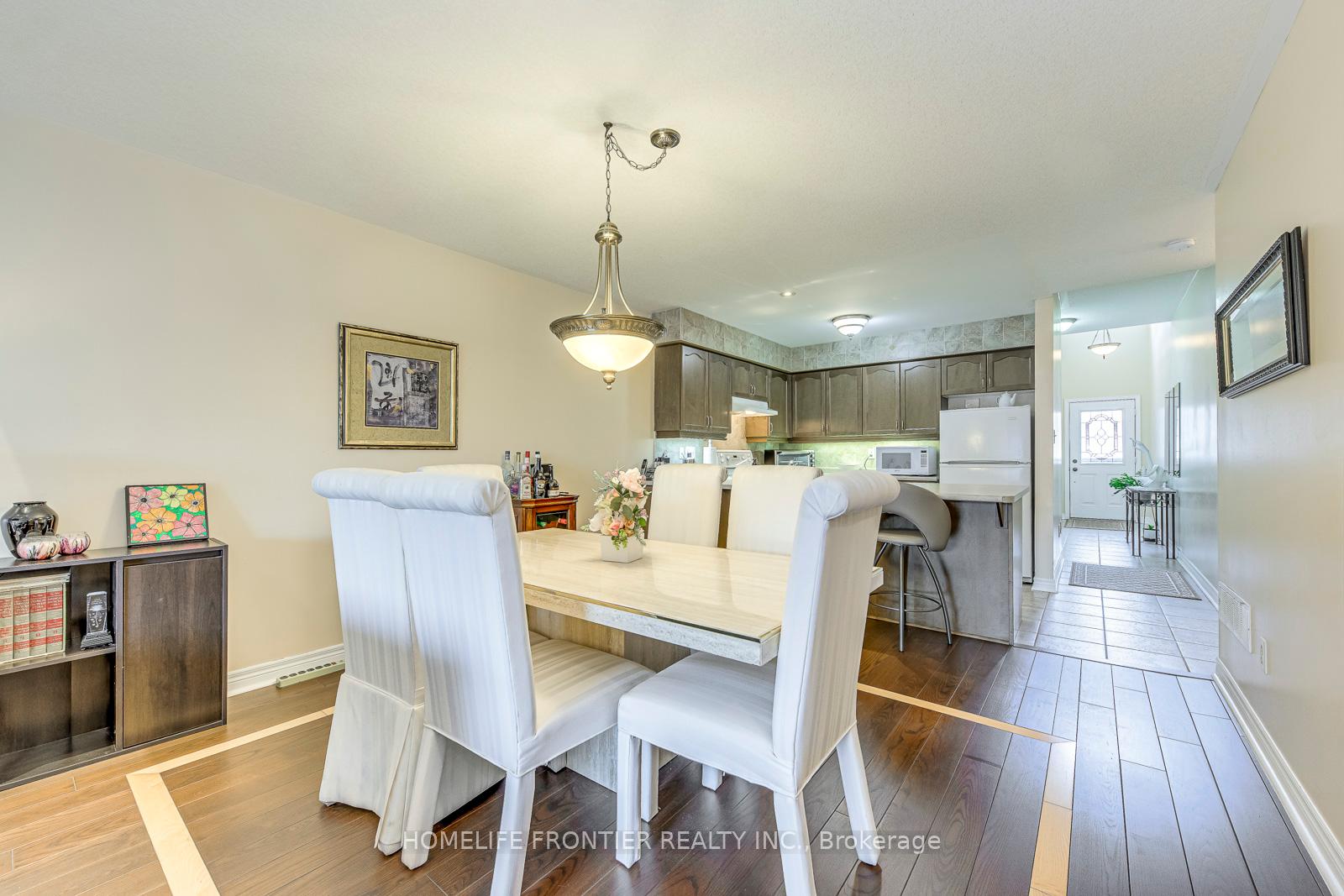 4 Bedrooms Condo at 90 Oakhampton,  Hamilton For sale