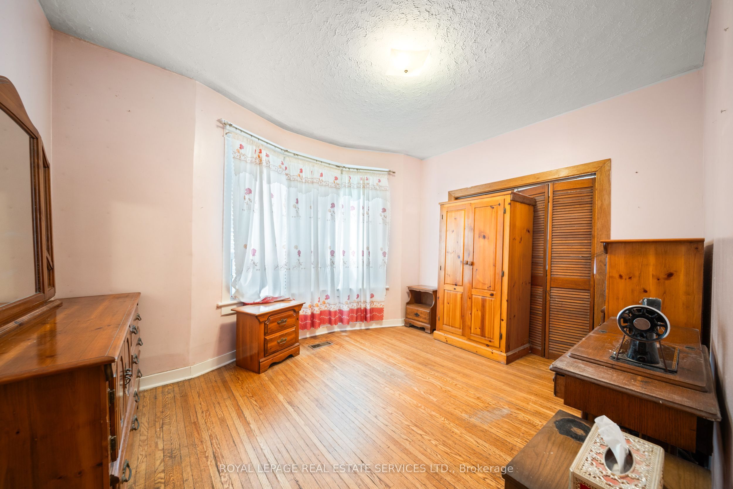 12 Fermanagh Avenue, Toronto, ON M6R 1M2