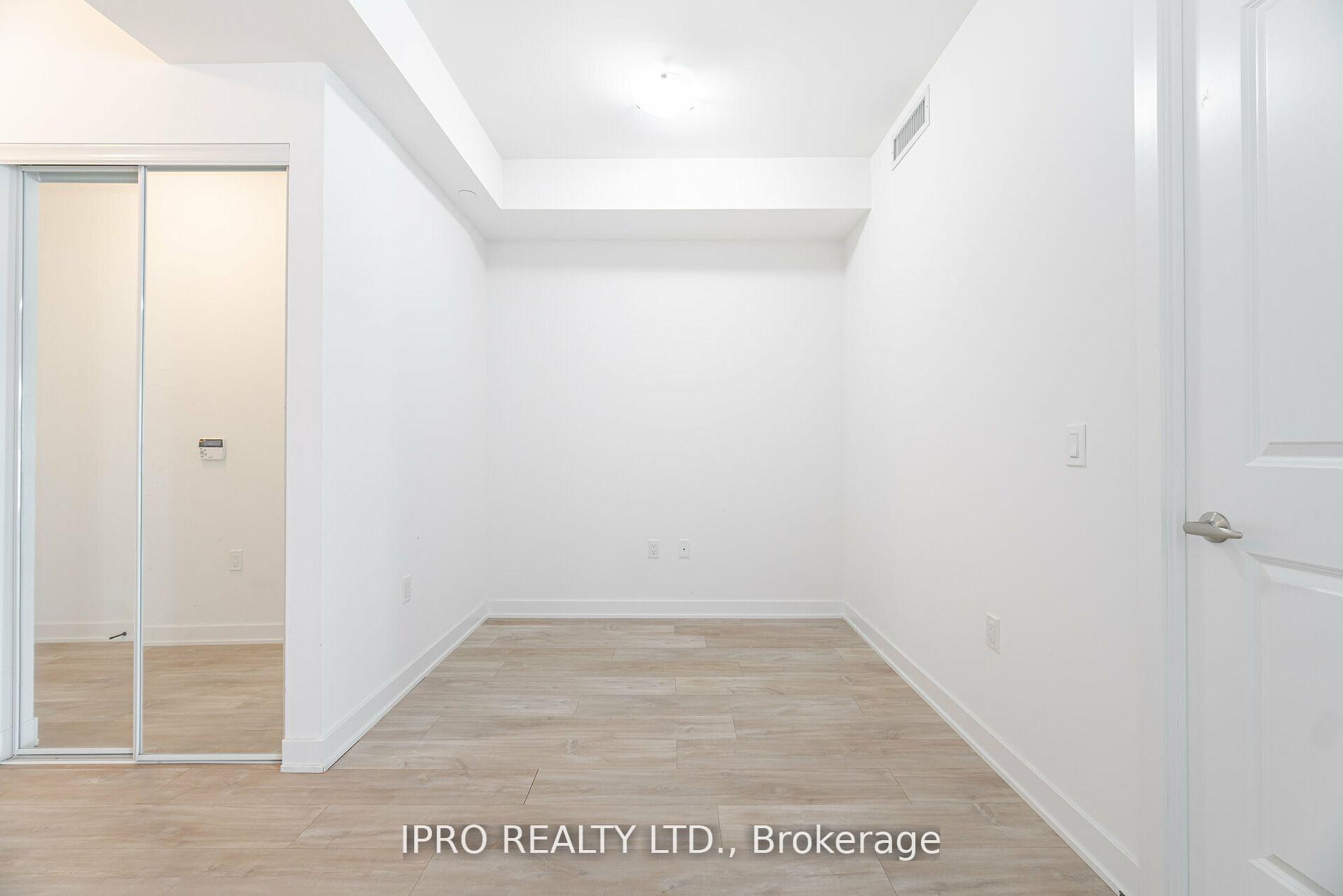 3 Bedrooms Condo at 4675 Metcalfe, Mississauga For sale