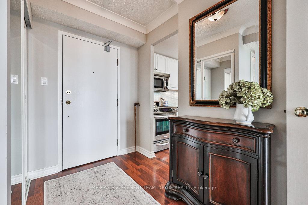 2 Bedrooms Condo at 2121 Lakeshore,  Burlington For sale