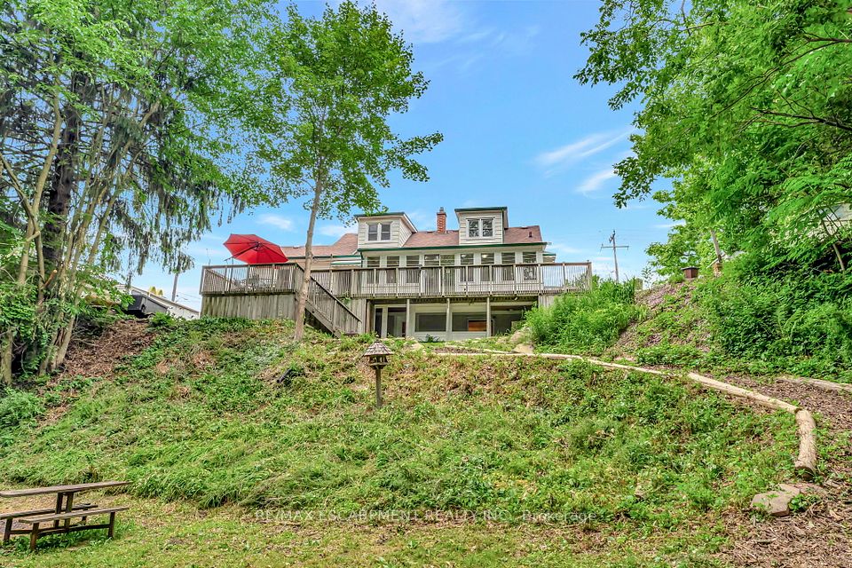 84 Queensway