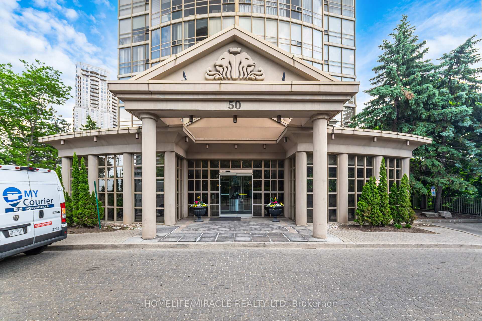 2 Bedrooms Condo at 50 Eglinton, Mississauga For sale