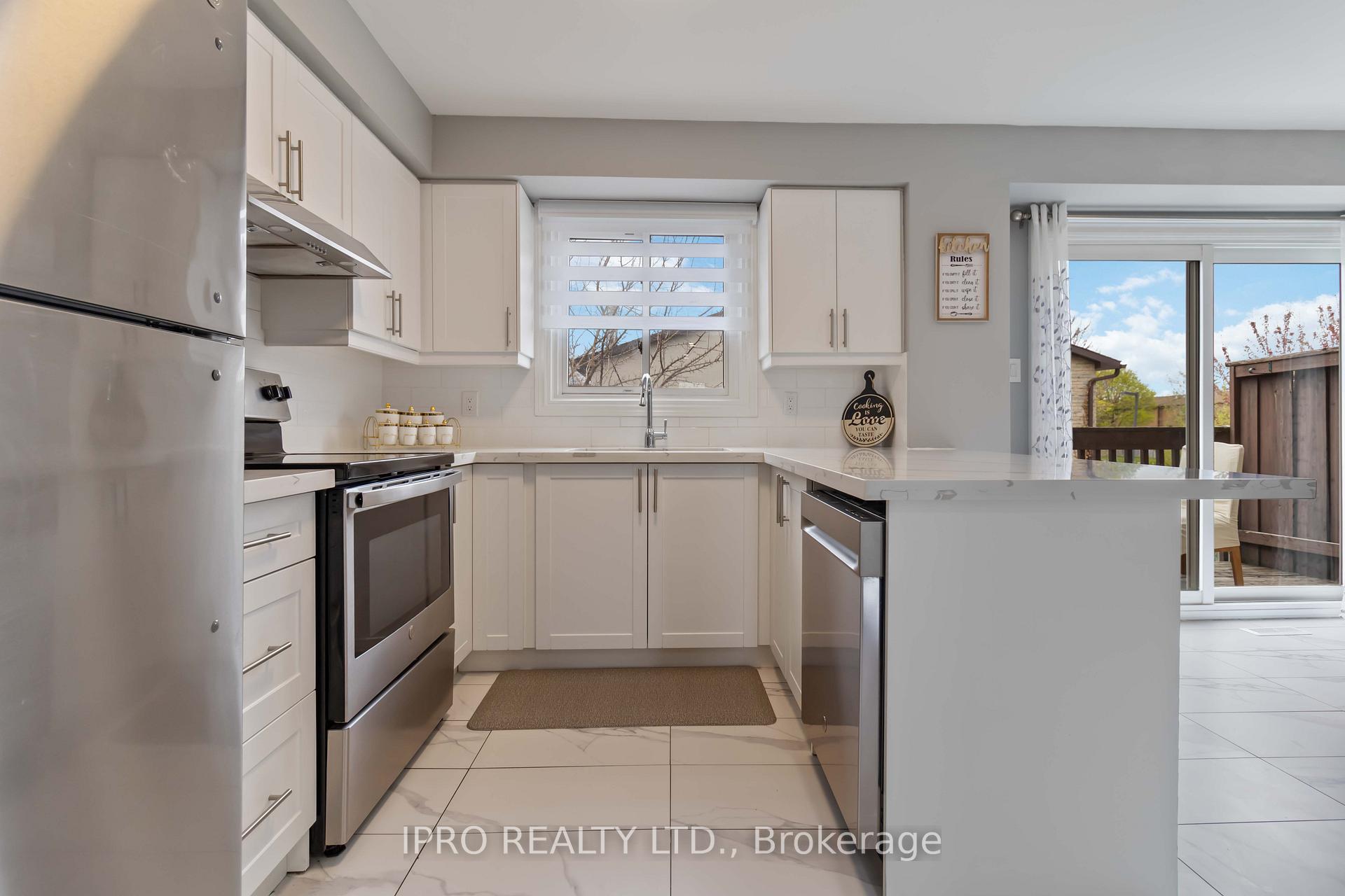 3 Bedrooms Condo at 3345 Silverado, Mississauga For sale
