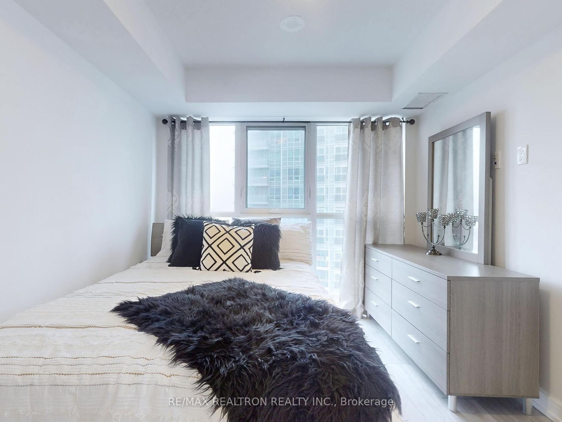 2 Bedrooms Condo at 225 Village Green, Toronto For sale
